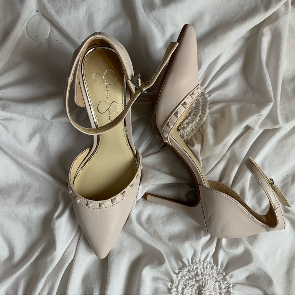 jessica Simpson pumps
